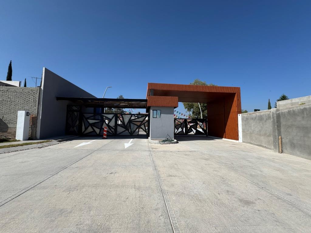 Casa nueva dentro de Fracc. con 3,500m2 de área común (Joven)