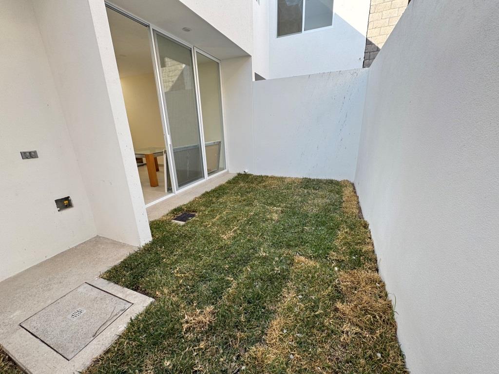 Casa nueva dentro de Fracc. con 3,500m2 de área común (Joven)