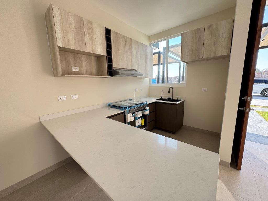 Casa nueva dentro de Fracc. con 3,500m2 de área común (Joven)