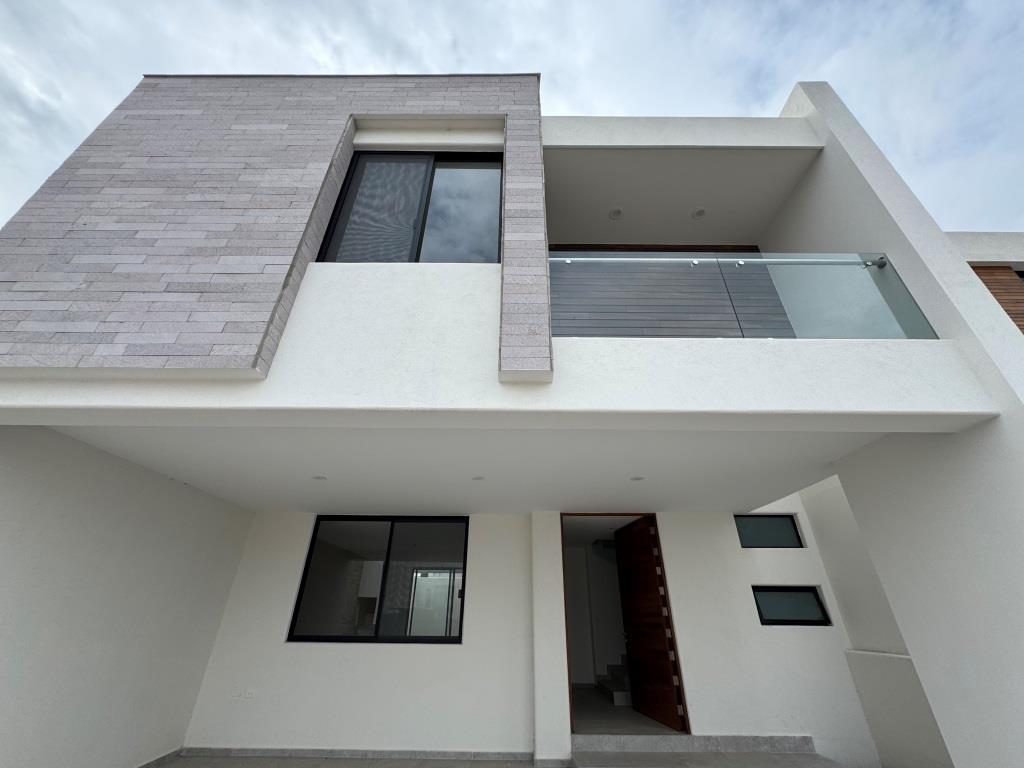 Casa nueva dentro de exclusivo Fracc. Residencial