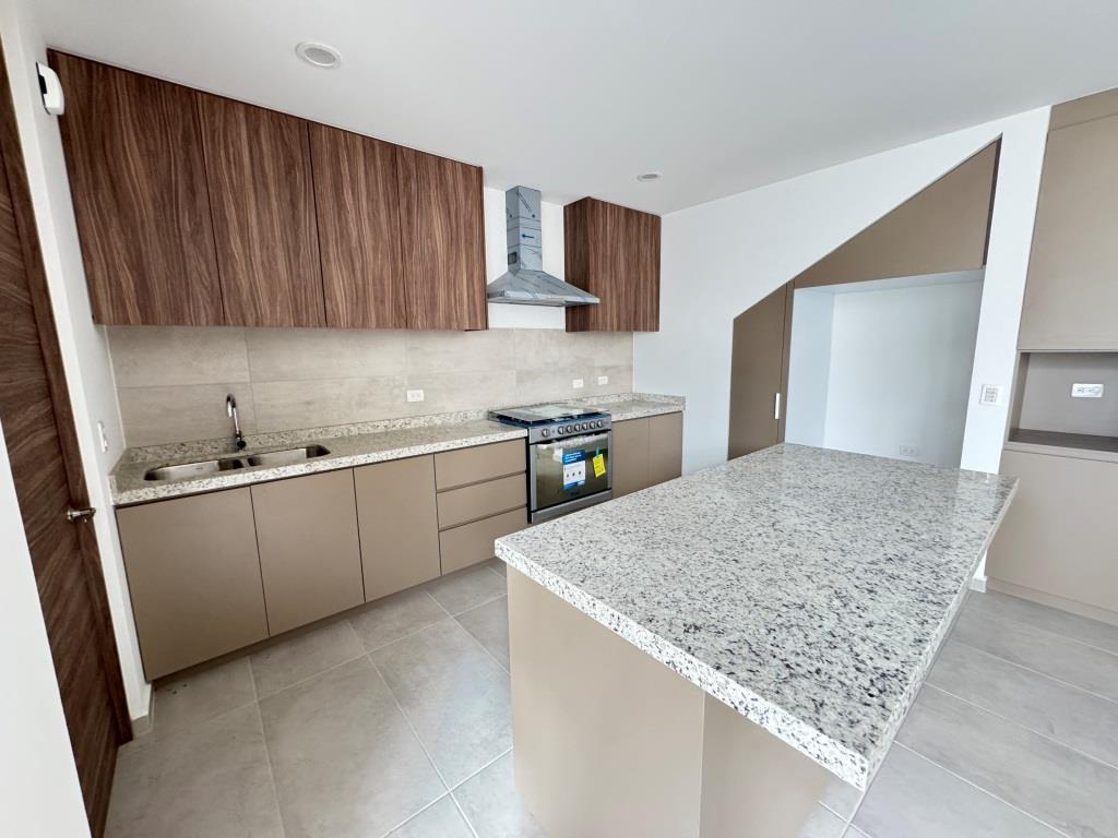 Casa nueva dentro de exclusivo Fracc. Residencial
