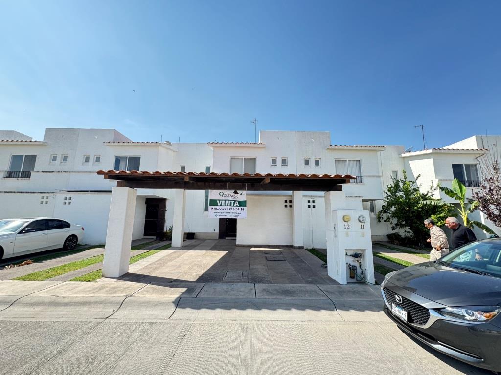 Casa dentro de coto.