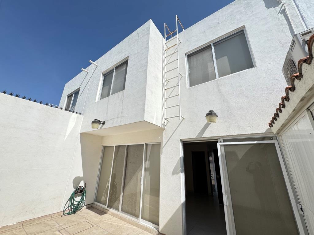 Casa dentro de coto.