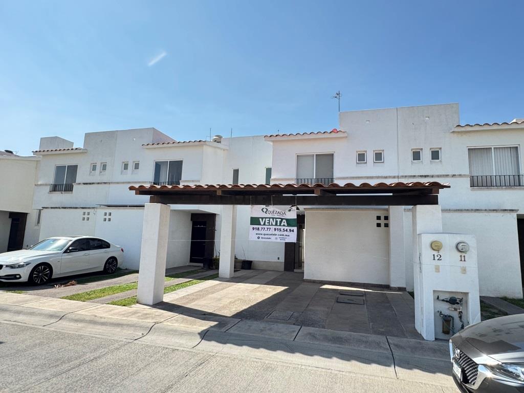 Casa dentro de coto.