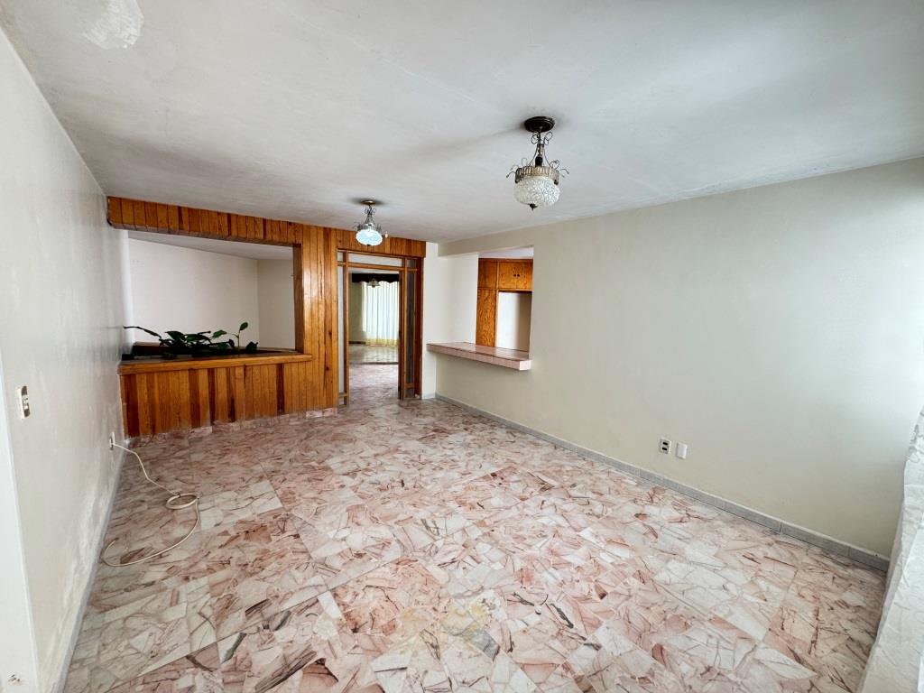 Casa una sola planta excelente ubicación. 