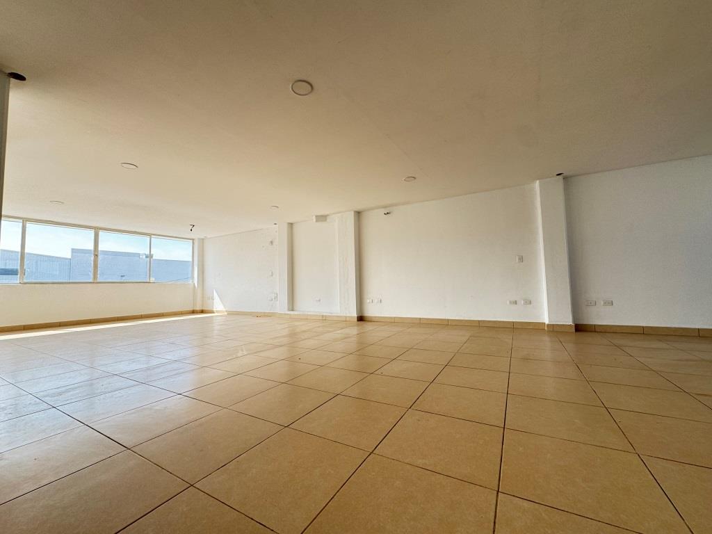 Bodega con local y oficinas