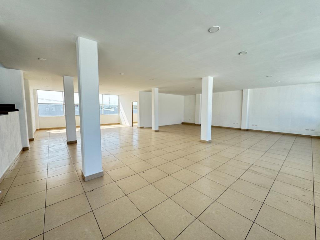 Bodega con local y oficinas