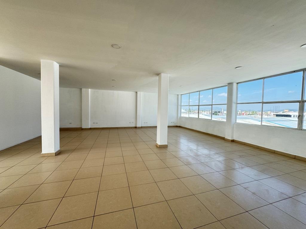 Bodega con local y oficinas