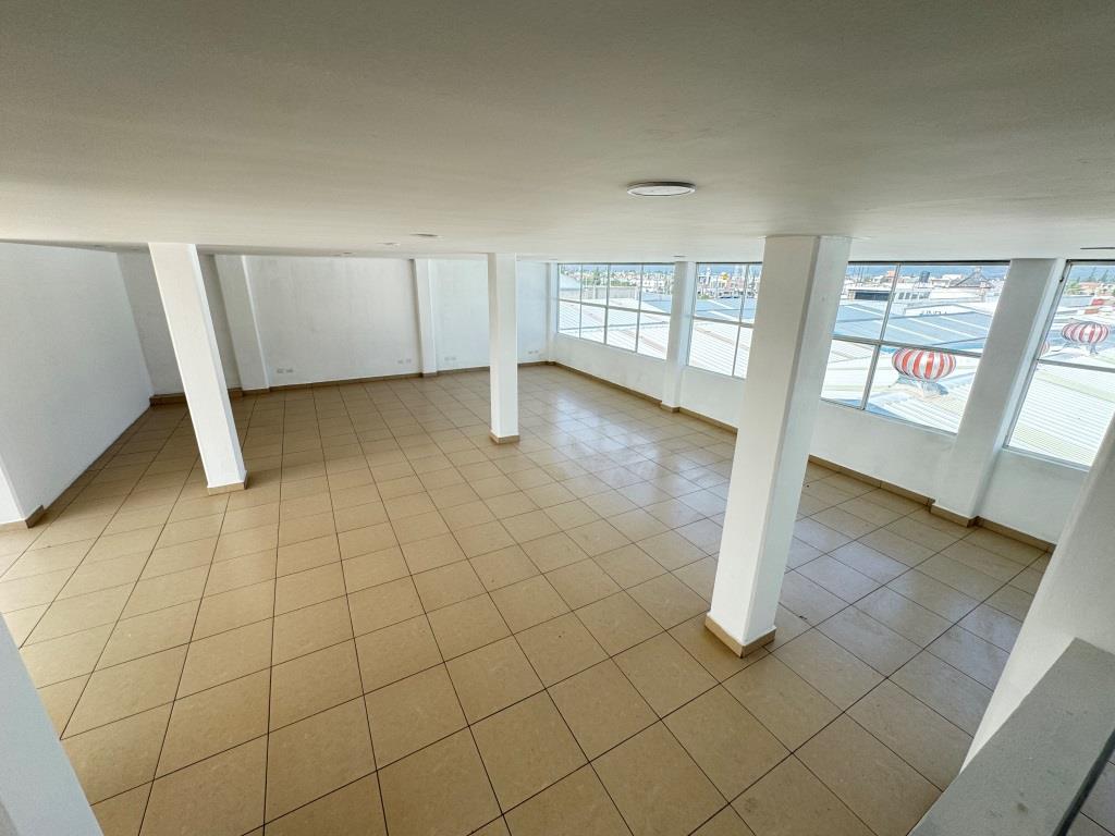 Bodega con local y oficinas