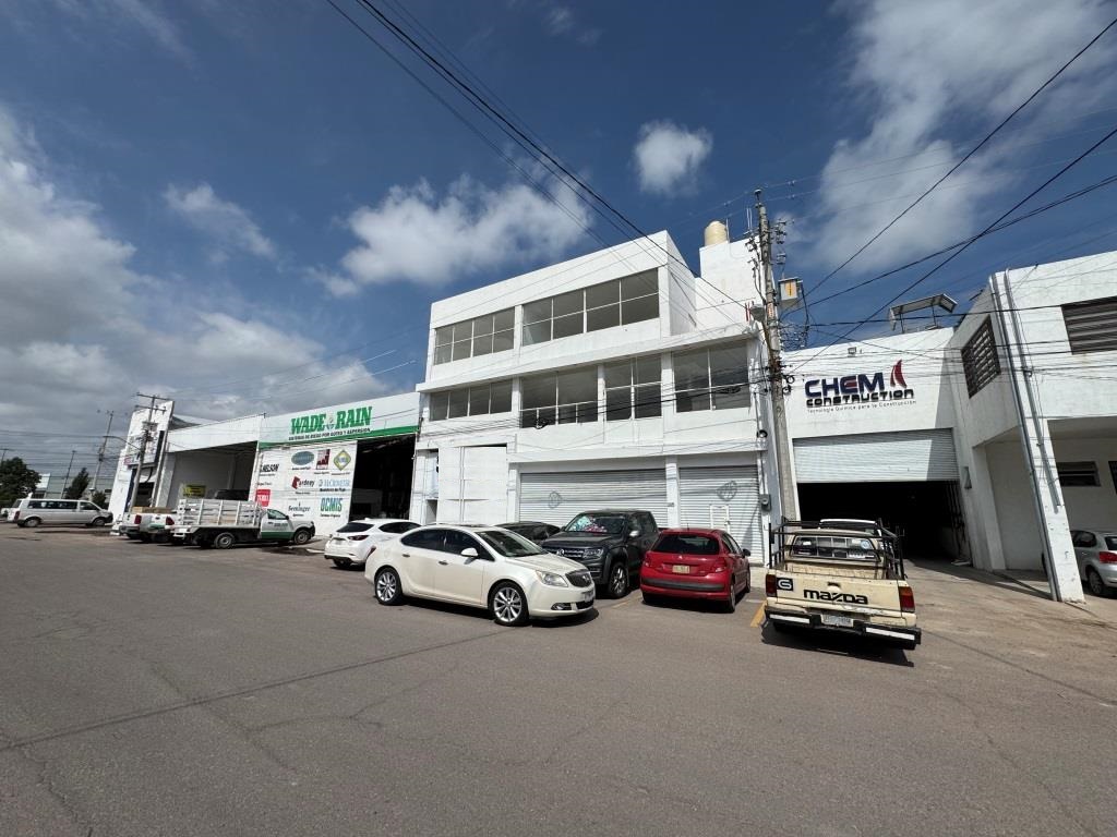 Bodega con local y oficinas
