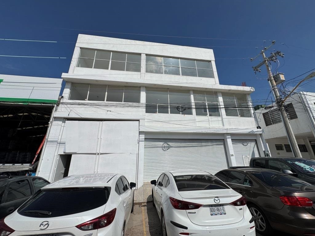 Bodega con local y oficinas