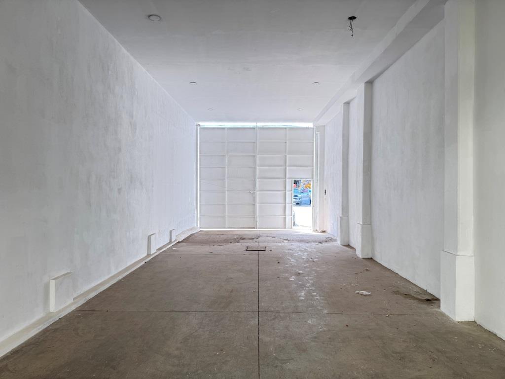 Bodega con local y oficinas