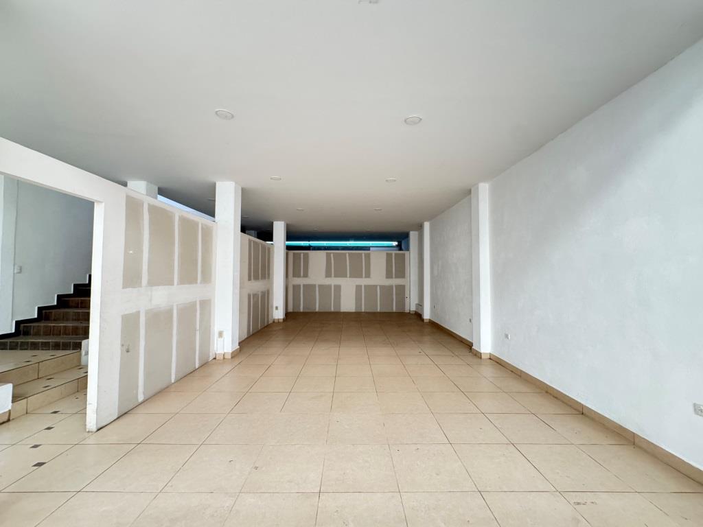 Bodega con local y oficinas