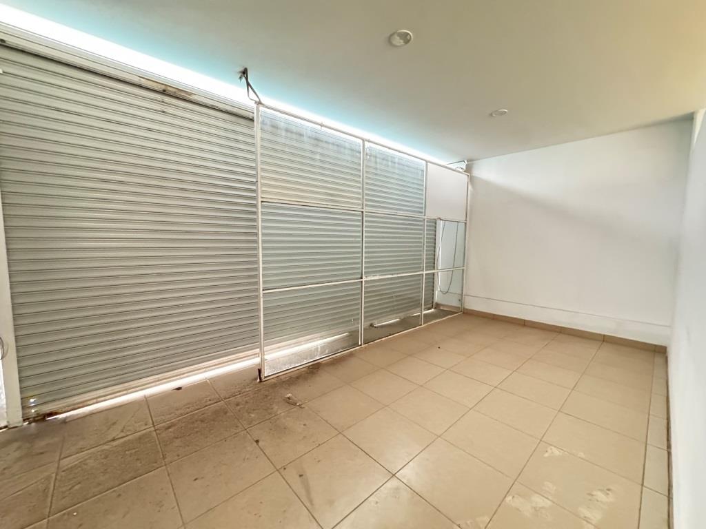 Bodega con local y oficinas