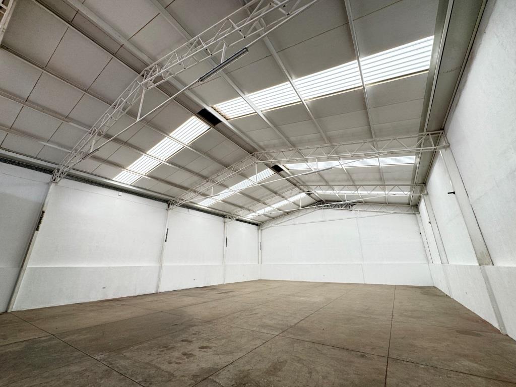Bodega con local y oficinas