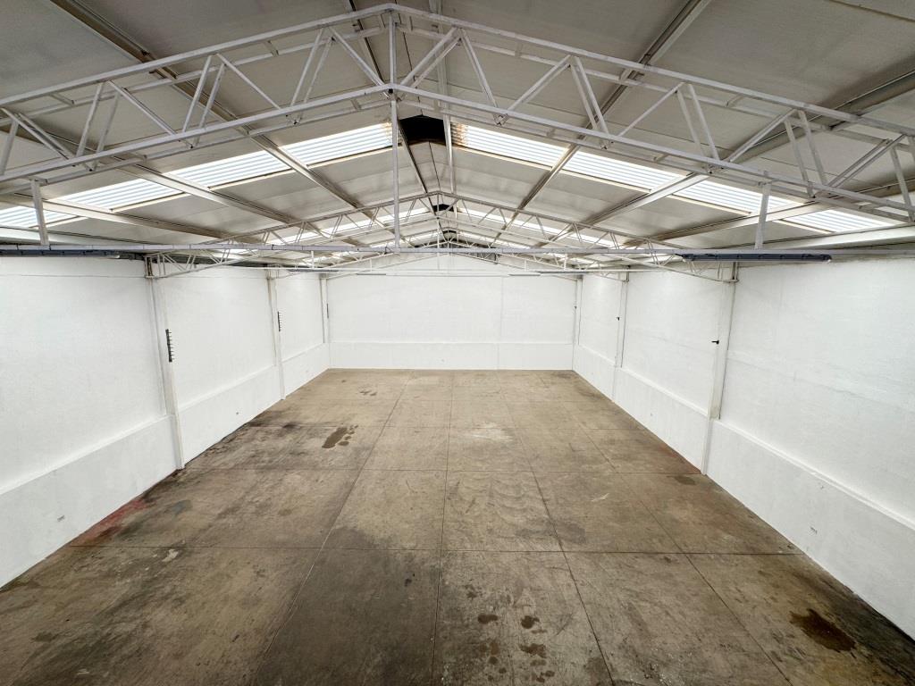 Bodega con local y oficinas