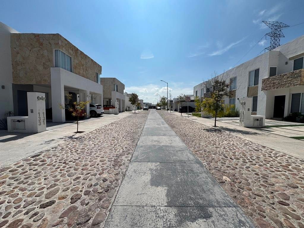 CASA EN RENTA EN ABADA RESIDENCIAL