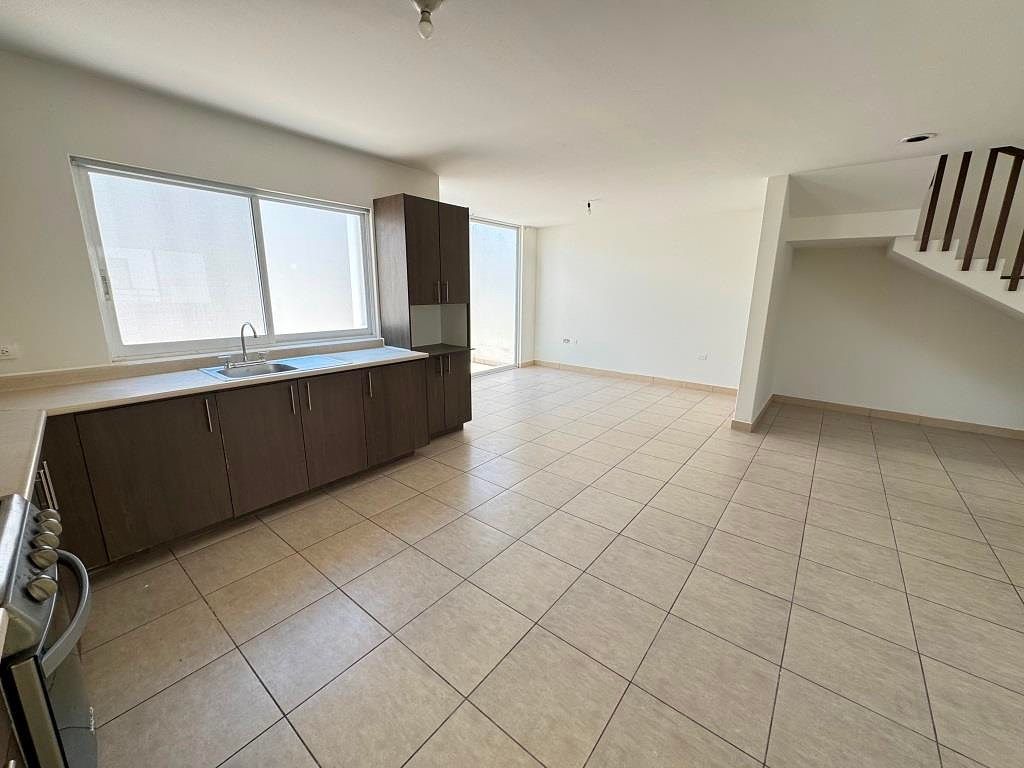 Casa al sur de la ciudad, dentro de coto Rancho Santa Monica