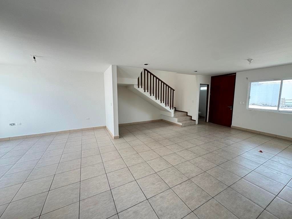 Casa al sur de la ciudad, dentro de coto Rancho Santa Monica