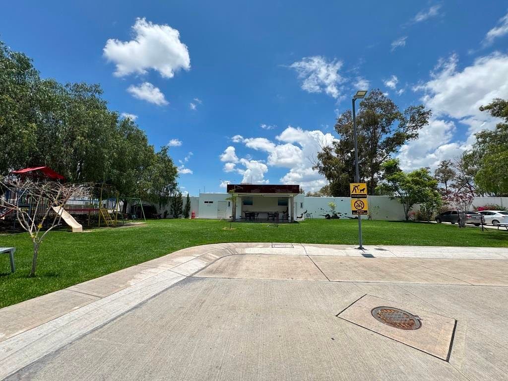 Casa al sur de la ciudad, dentro de coto Rancho Santa Monica