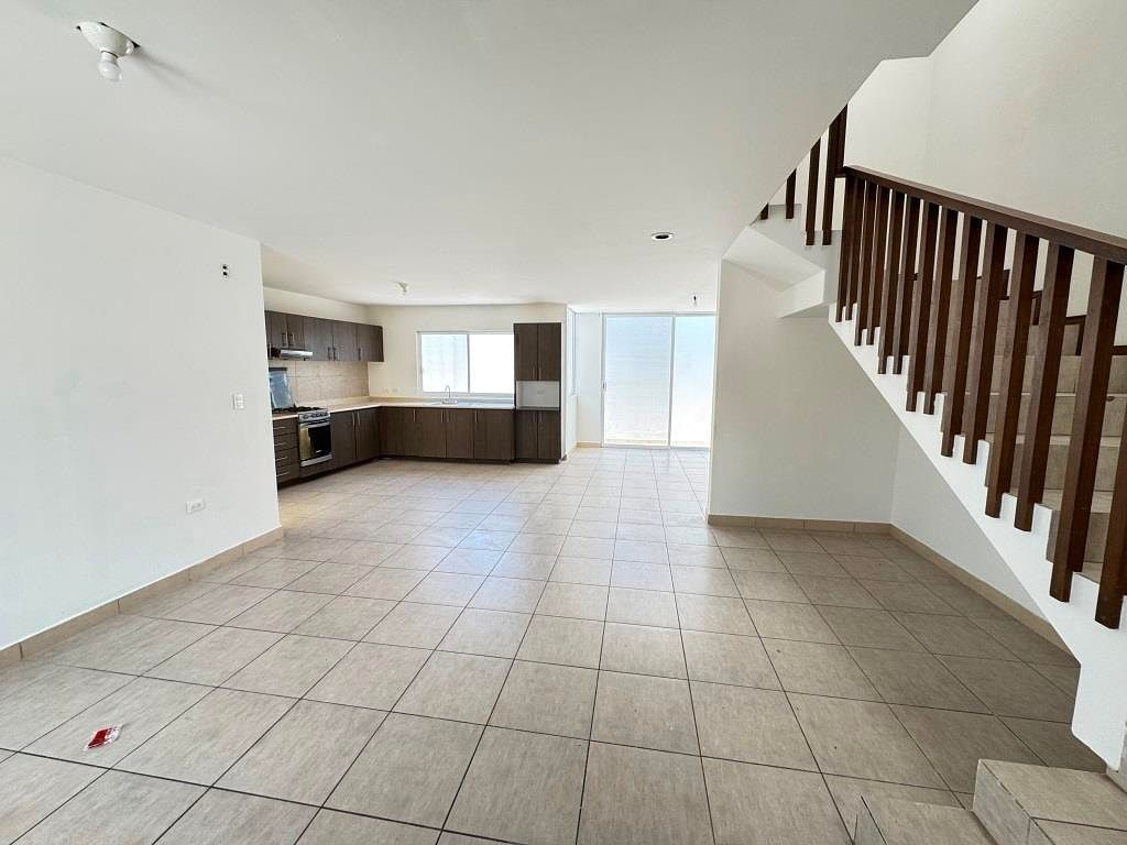 Casa al sur de la ciudad, dentro de coto Rancho Santa Monica