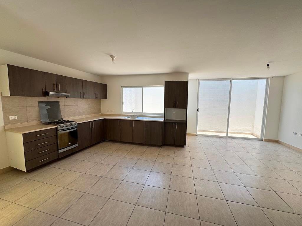 Casa al sur de la ciudad, dentro de coto Rancho Santa Monica