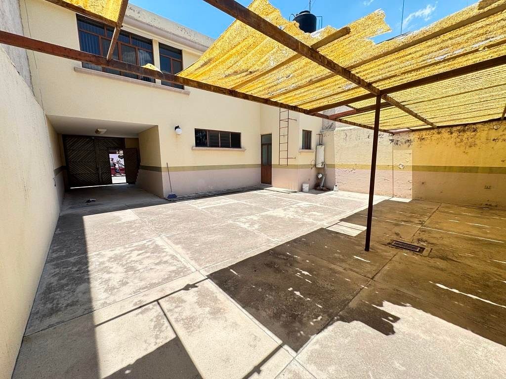 FINCA PAR AOFICINAS O ALMACEN EN VENTA FRACC. VALLE DE LAS TROJES
