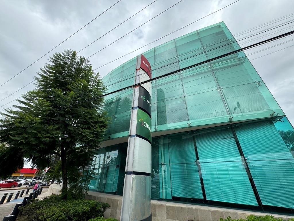 LOCAL Y OFICINAS COMERCIALES EN RENTA