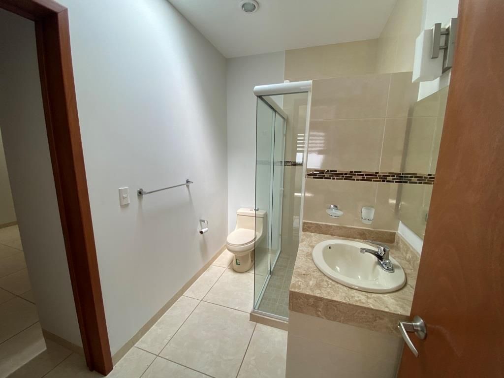 CASA EN RENTA DE I PLANTA RESIDENCIAL LAS PLAZAS