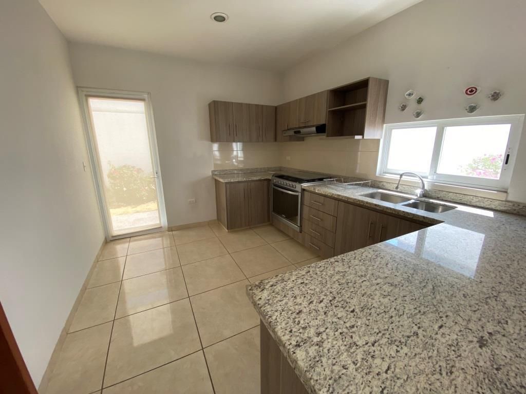 CASA EN RENTA DE I PLANTA RESIDENCIAL LAS PLAZAS