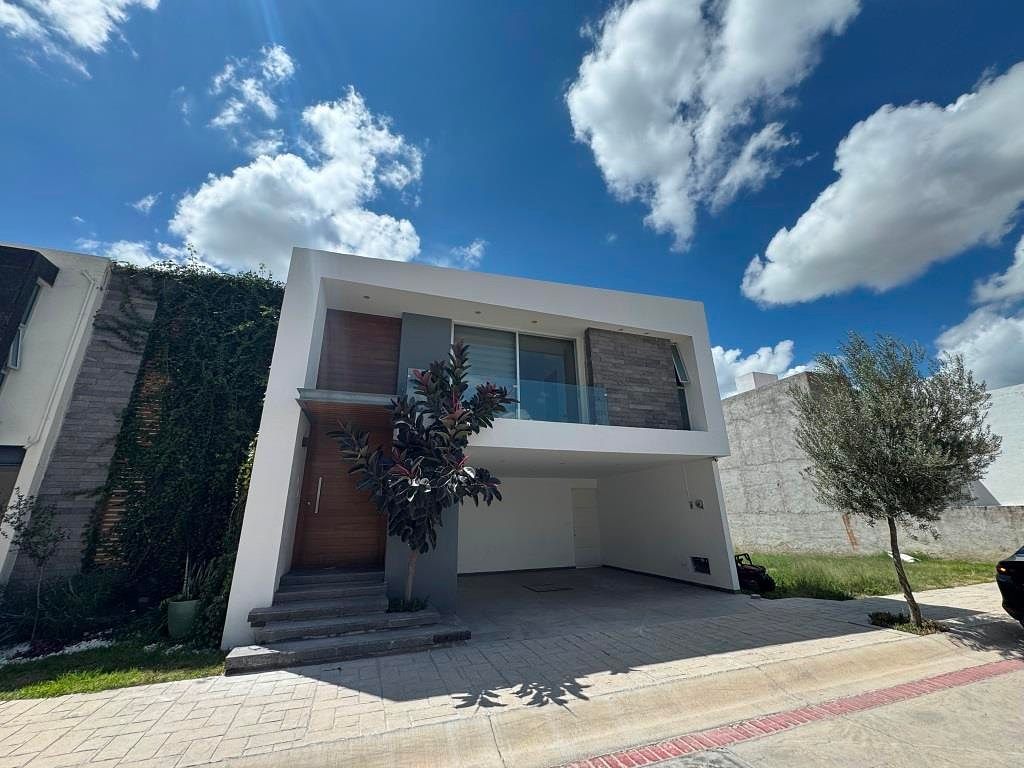 Casa en renta en la zona norte de Aguascalientes, 4 recamaras, Priv Alamo
