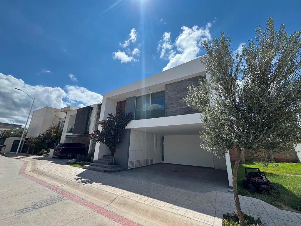 Casa en renta en la zona norte de Aguascalientes, 4 recamaras, Priv Alamo
