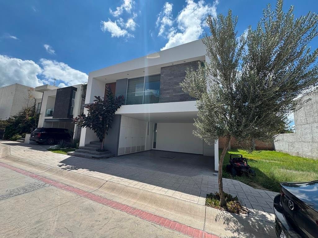 Casa en renta en la zona norte de Aguascalientes, 4 recamaras, Priv Alamo