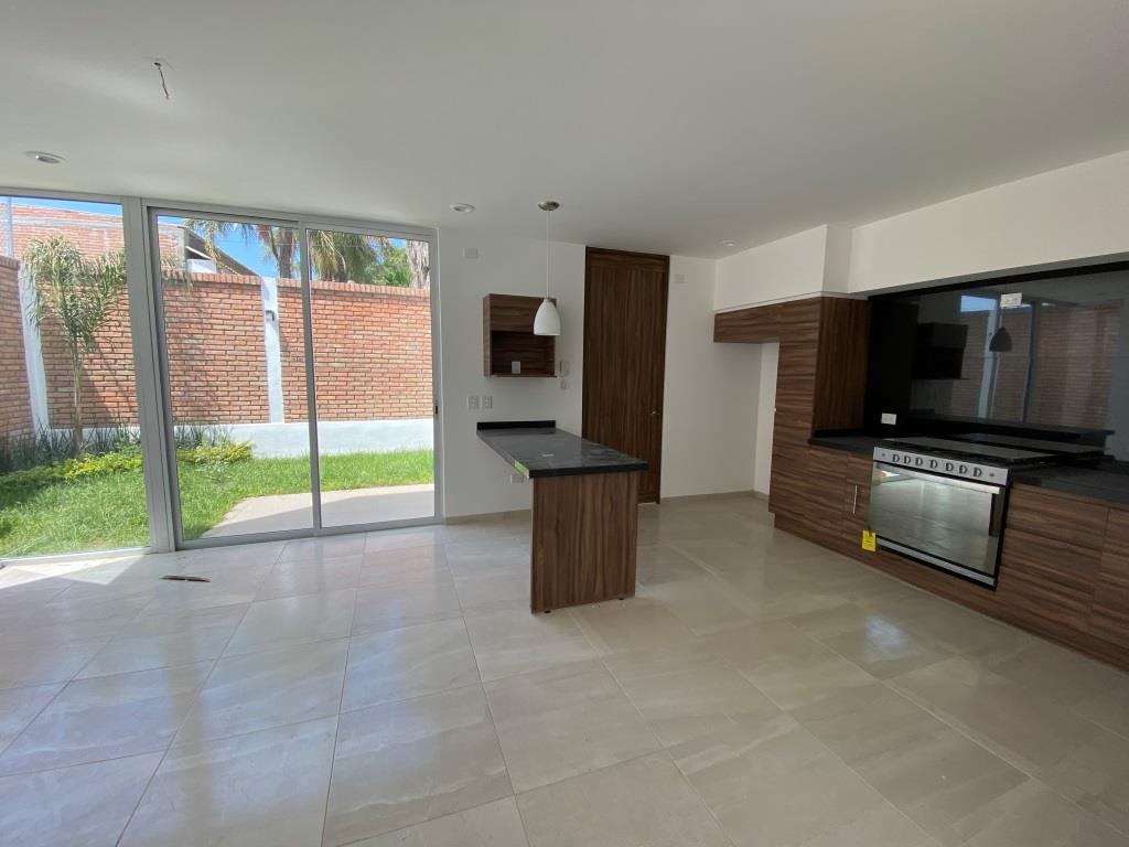 Casa nueva dentro de exclusiva privada (15 casas)