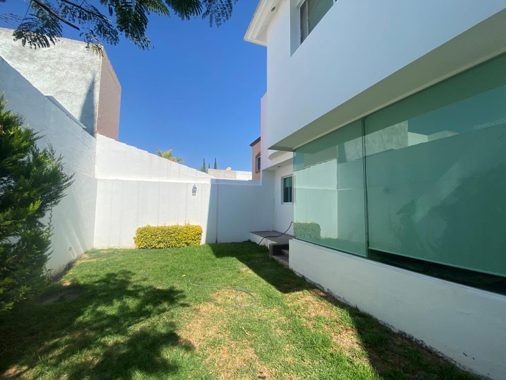 CASA DENTRO DE EXCLUSIVO CONDOMINIO (PTE)