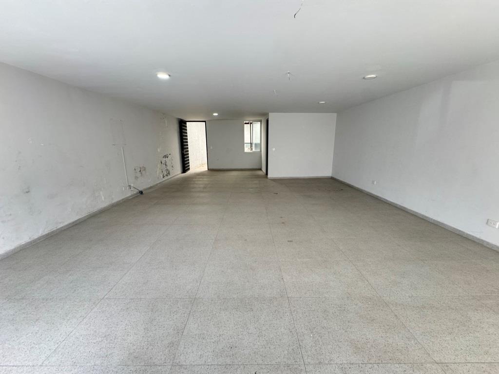 Bodega Comercial con Oficinas en Excelente Ubicación, Circunvalación Norte