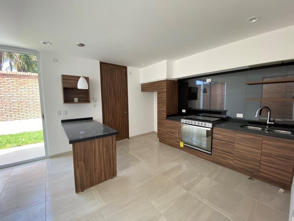 Casa nueva dentro de exclusiva privada (15 casas)